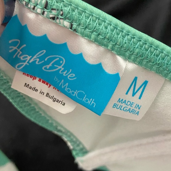 (CLOSET CLOSING FINAL SALE) NWOT ModCloth Vacation Daisies Strapless Bikini - Picture 6 of 7